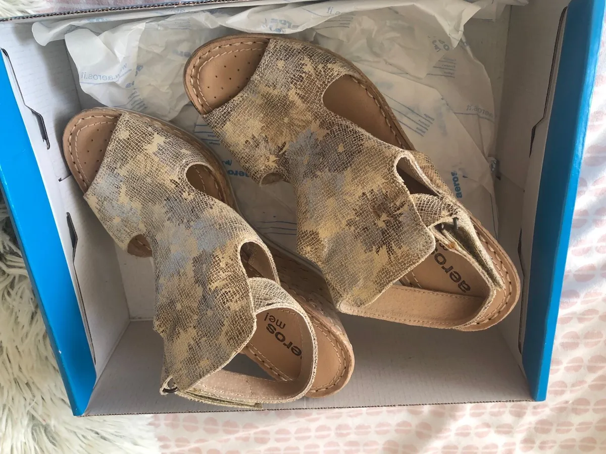 Gold sandals - Image 2