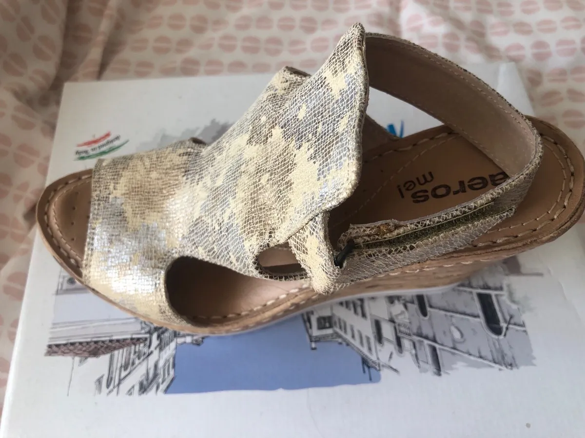 Gold sandals - Image 3