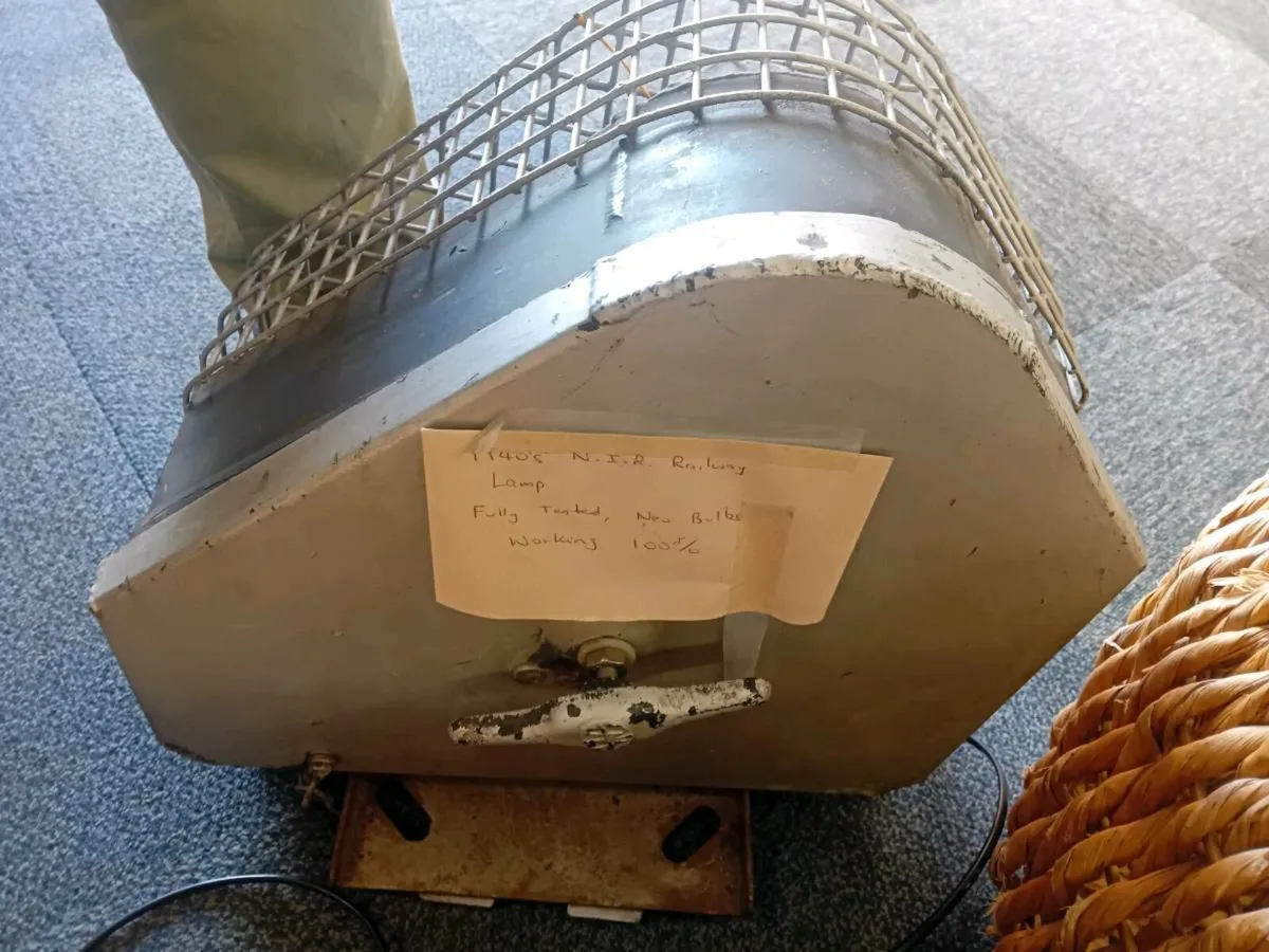 Original N.I Rail Signal Light - Image 3