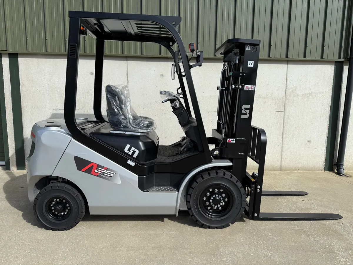 New unused UN 2.5 ton forklift - Image 1
