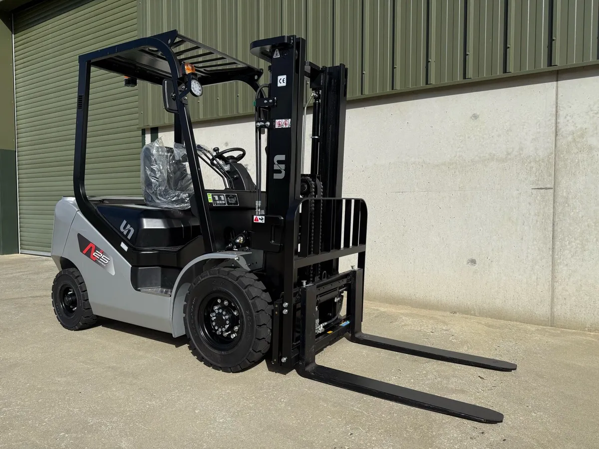 New unused UN 2.5 ton forklift - Image 2