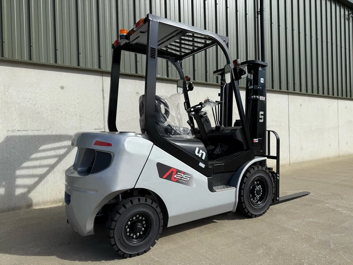 New unused UN 2.5 ton forklift - Image 3