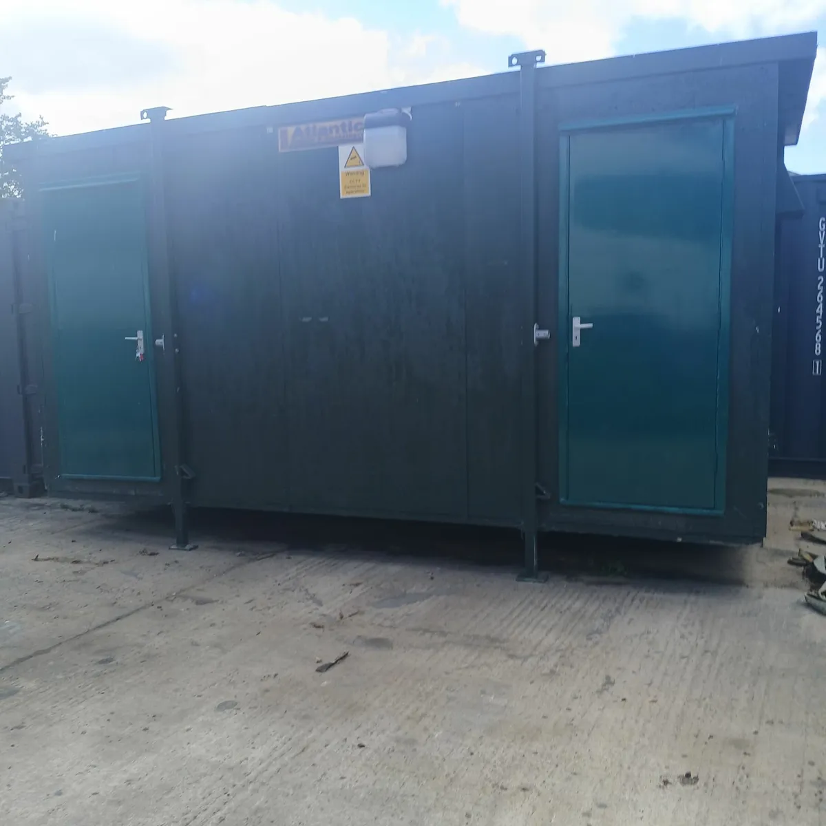 Toilet unit - Image 1
