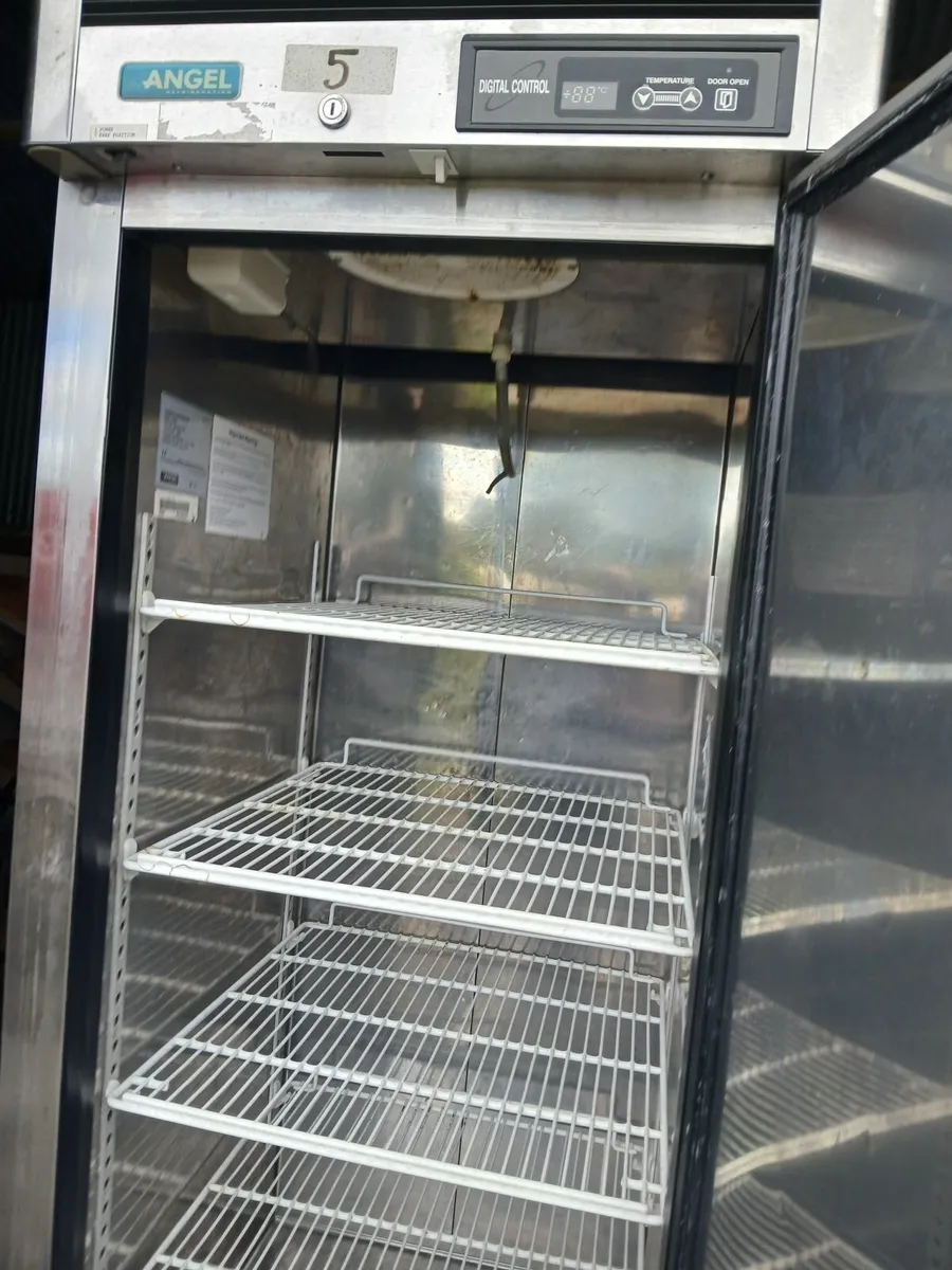 Staneless steel  fridge  freezer om wheels - Image 3