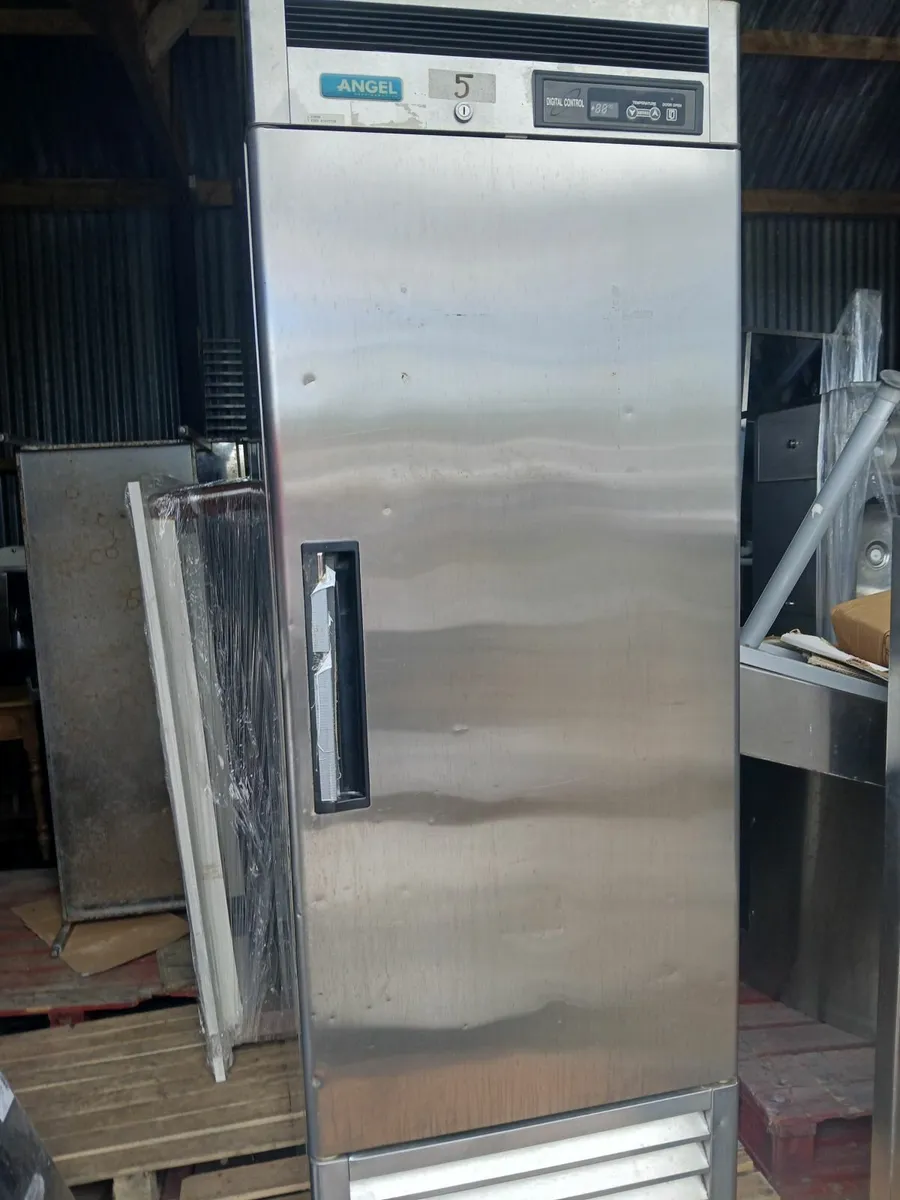 Staneless steel  fridge  freezer om wheels - Image 4