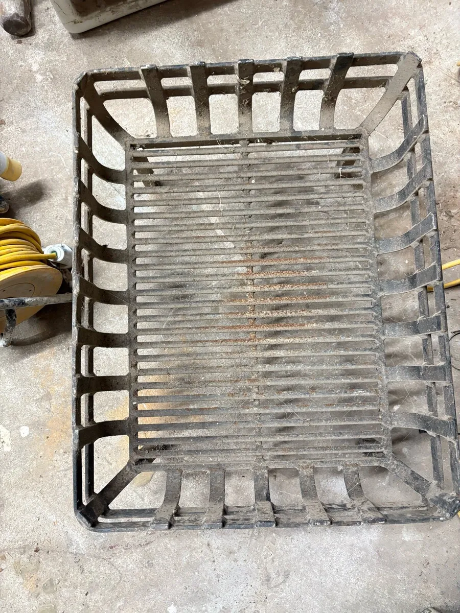 Heavy metal grate for open fire - Image 1