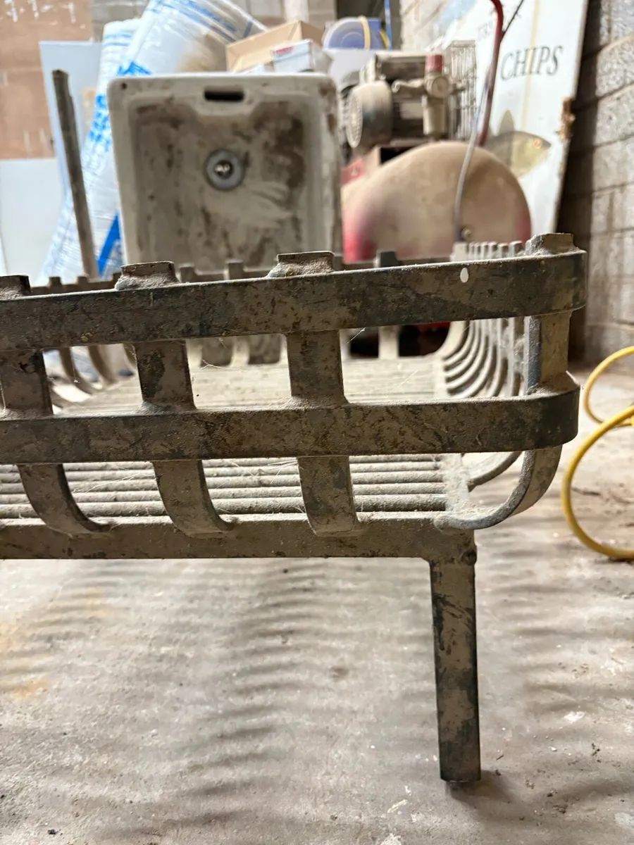 Heavy metal grate for open fire - Image 2