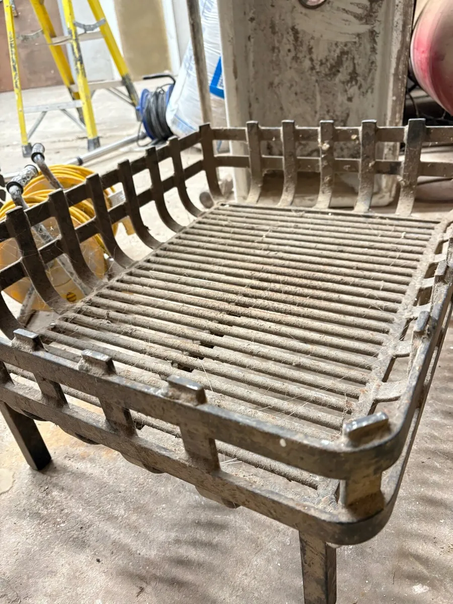 Heavy metal grate for open fire - Image 3