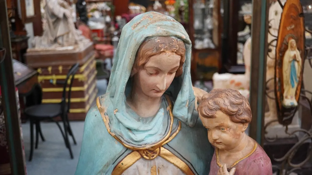 French Neo-Gothic Madonna and Child Statue – 19th - Image 3