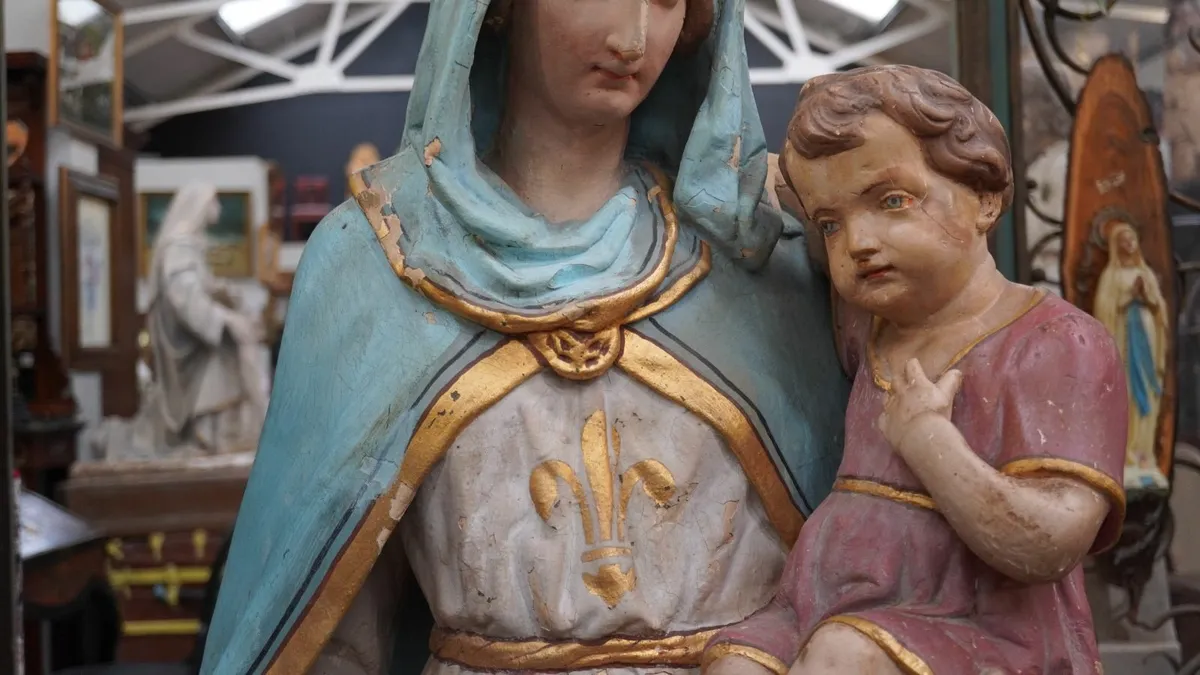 French Neo-Gothic Madonna and Child Statue – 19th - Image 4