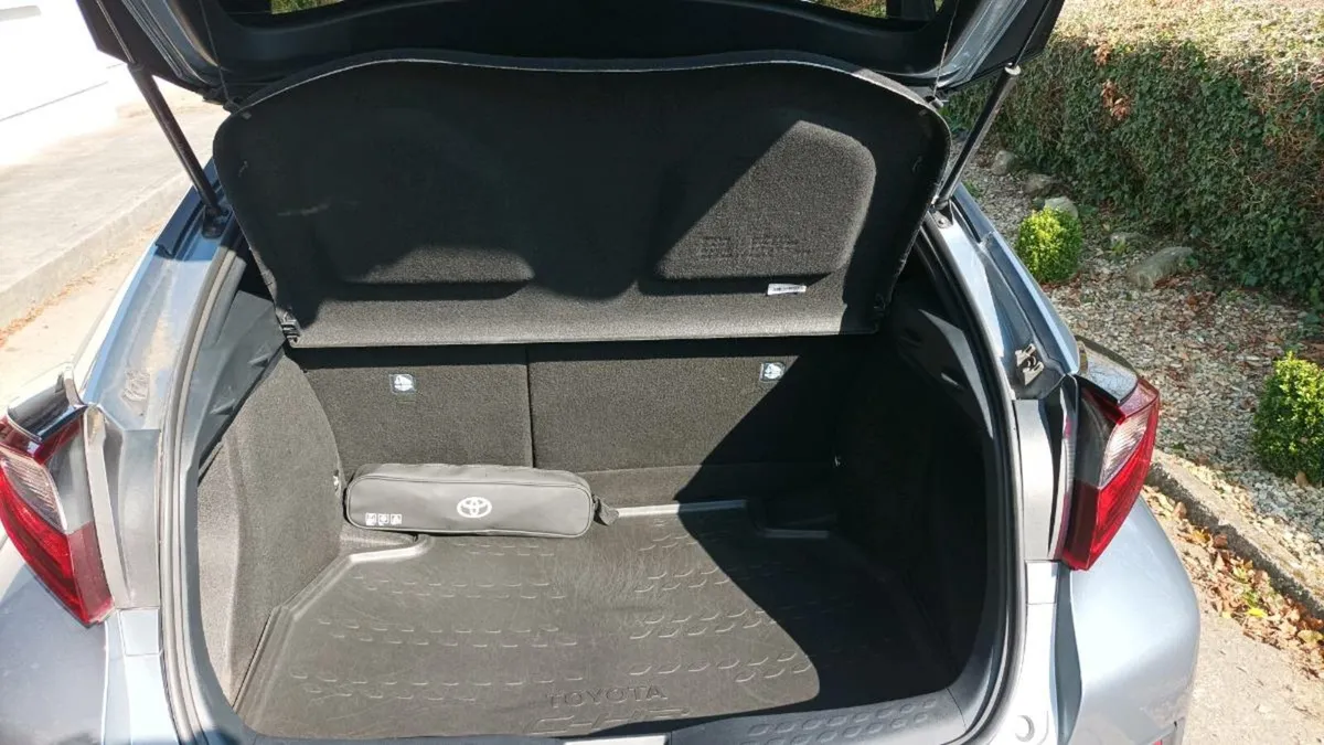 Toyota C-HR Hybrid 2022 Sport - Image 2