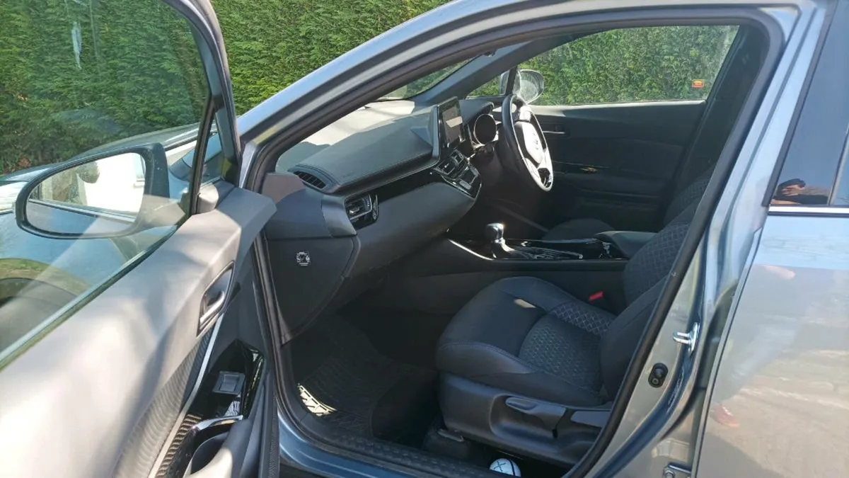 Toyota C-HR Hybrid 2022 Sport - Image 4