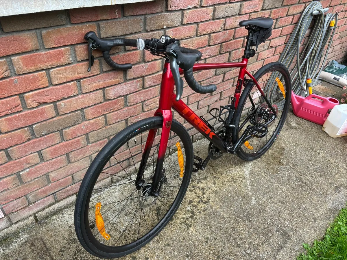 Trek 2025 Domane AL 2 Gen 4 58 CRIMSON TO DARK CAR - Image 2