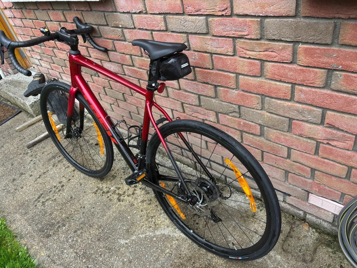Trek 2025 Domane AL 2 Gen 4 58 CRIMSON TO DARK CAR - Image 4