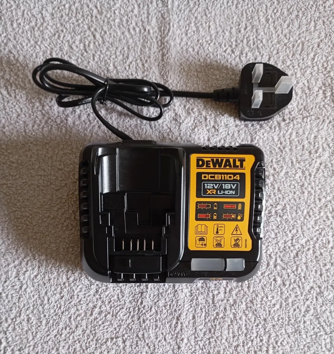 DeWalt dcb1104 Charger