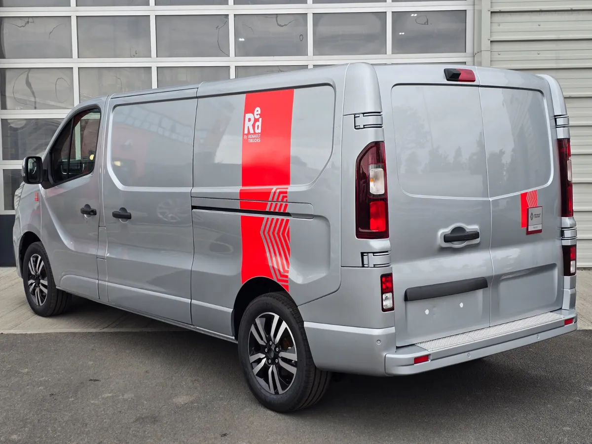 Renault Trafic Exclusive 170BHP Manual Silver - Image 3