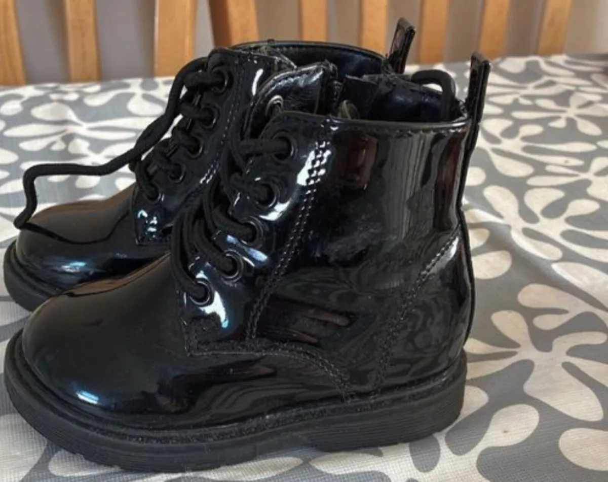 Free Girls winter boots size 6 euro 23 - Image 1
