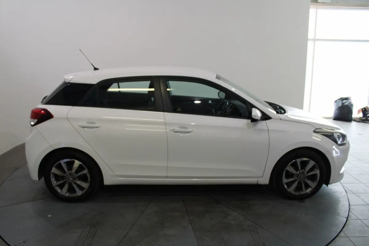 Hyundai i20 Deluxe 5DR - Image 3