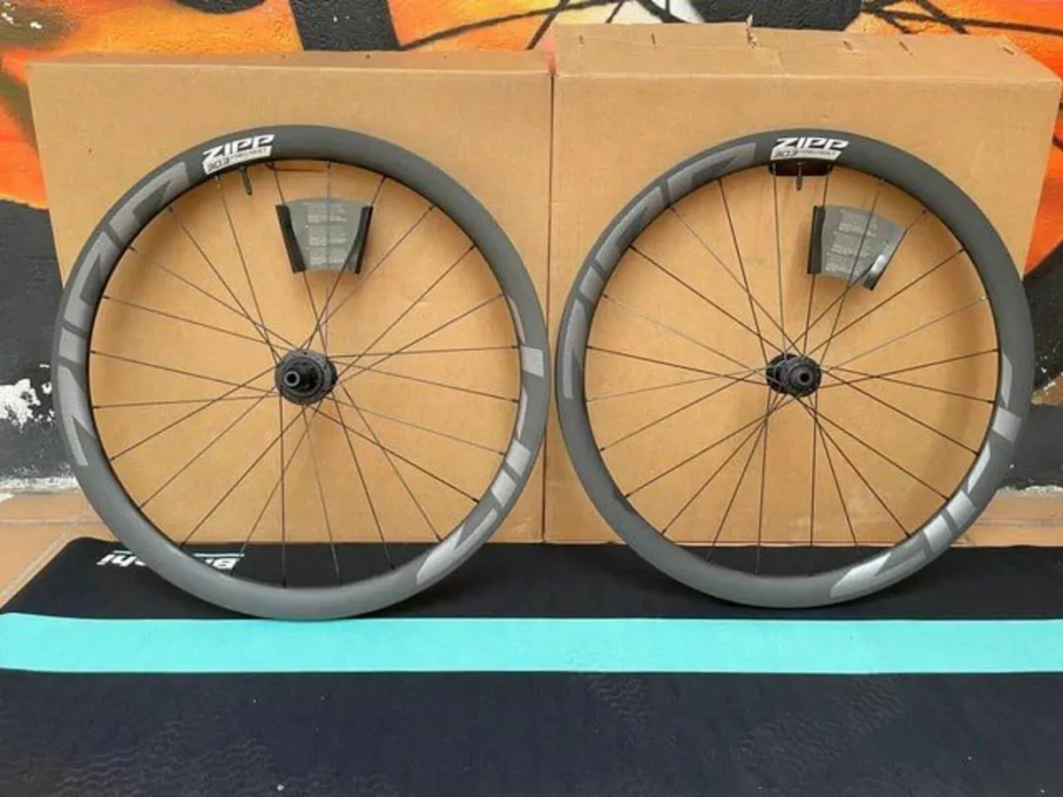 Zipp 303 Firecrest Wheels Hookless Tubeless Disc - Image 1