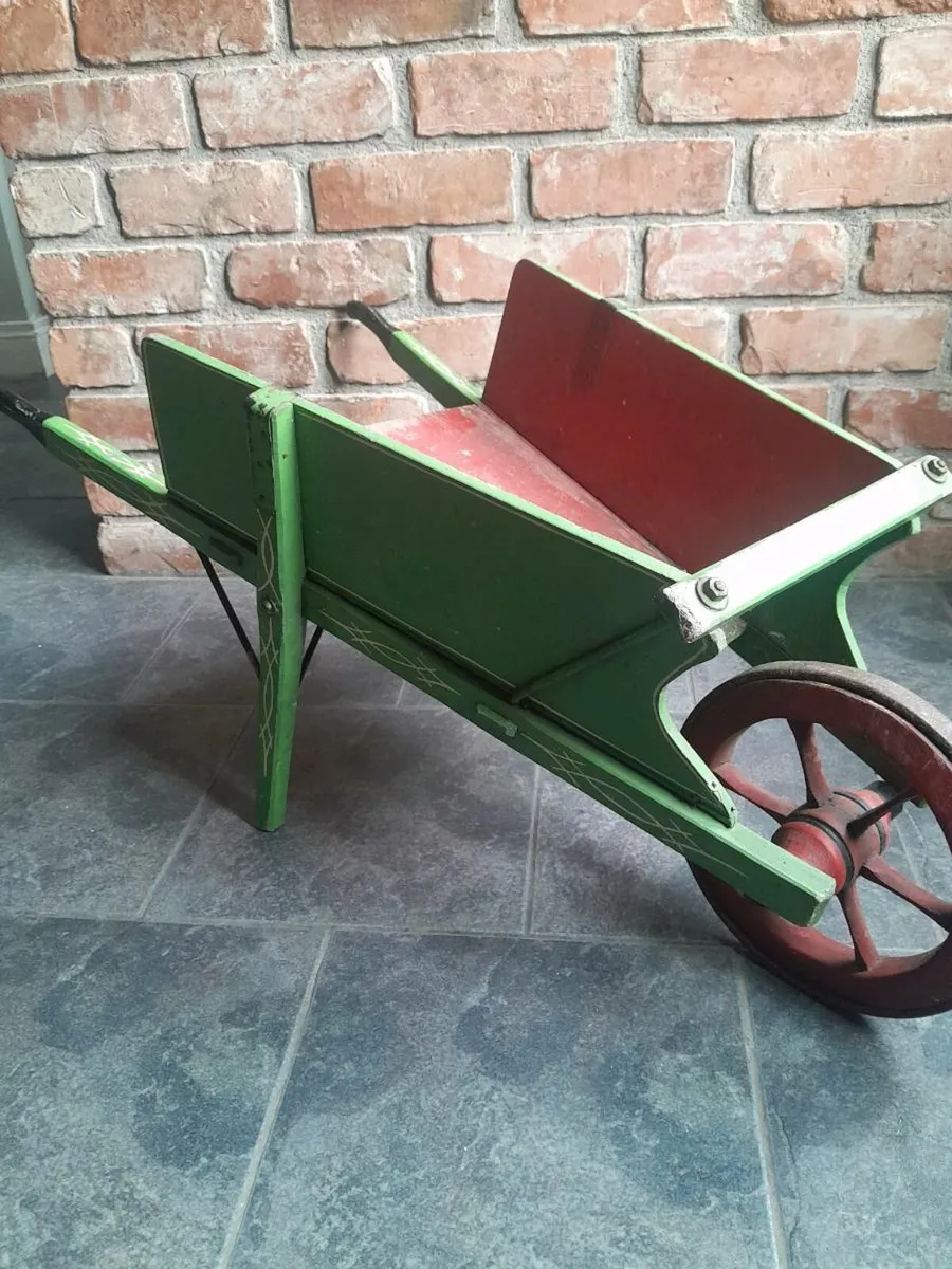 Vintage wooden wheel borrow - Image 1