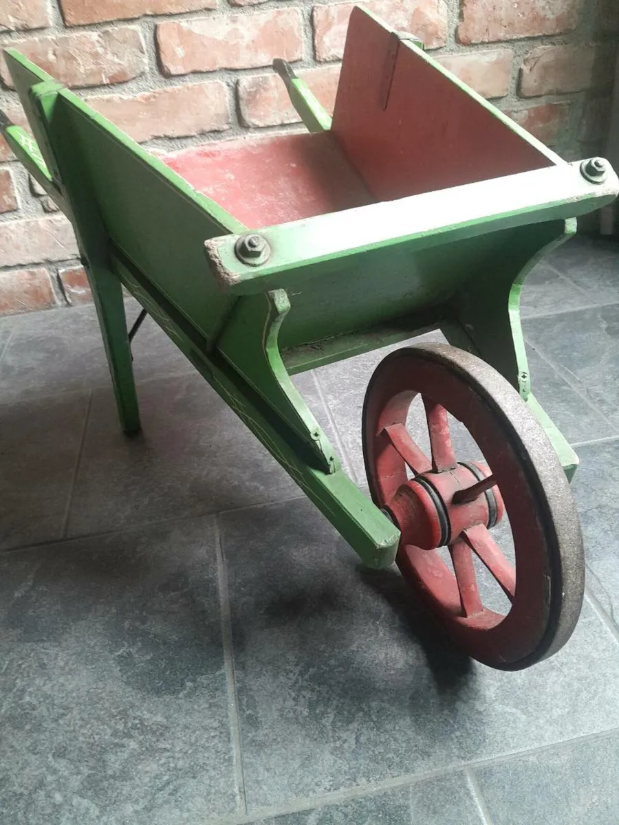 Vintage wooden wheel borrow - Image 2
