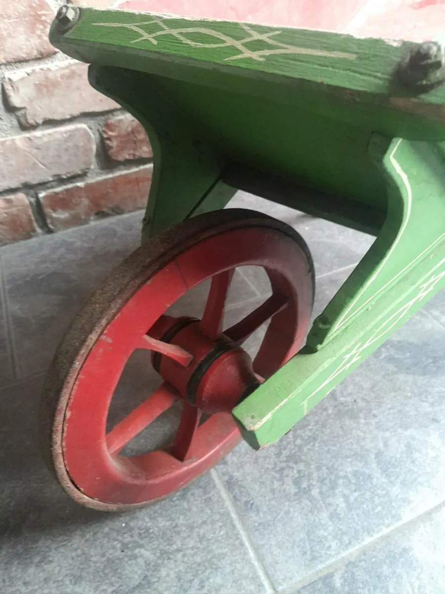 Vintage wooden wheel borrow - Image 3