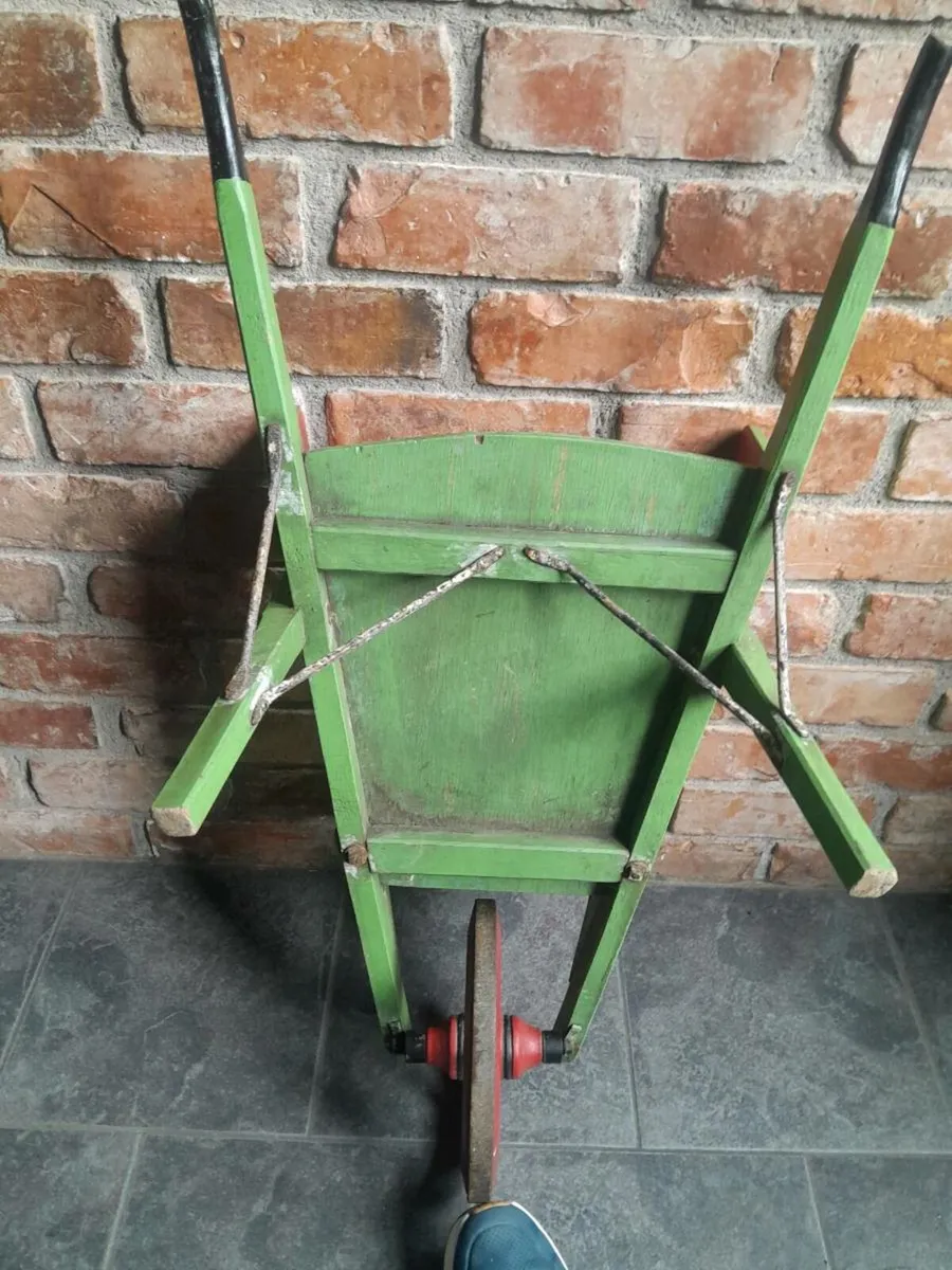 Vintage wooden wheel borrow - Image 4