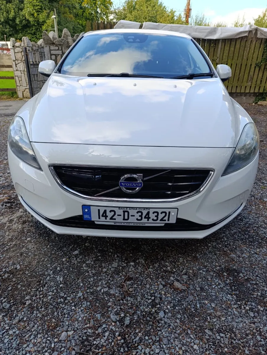 Volvo V40  2014 automatic - Image 1