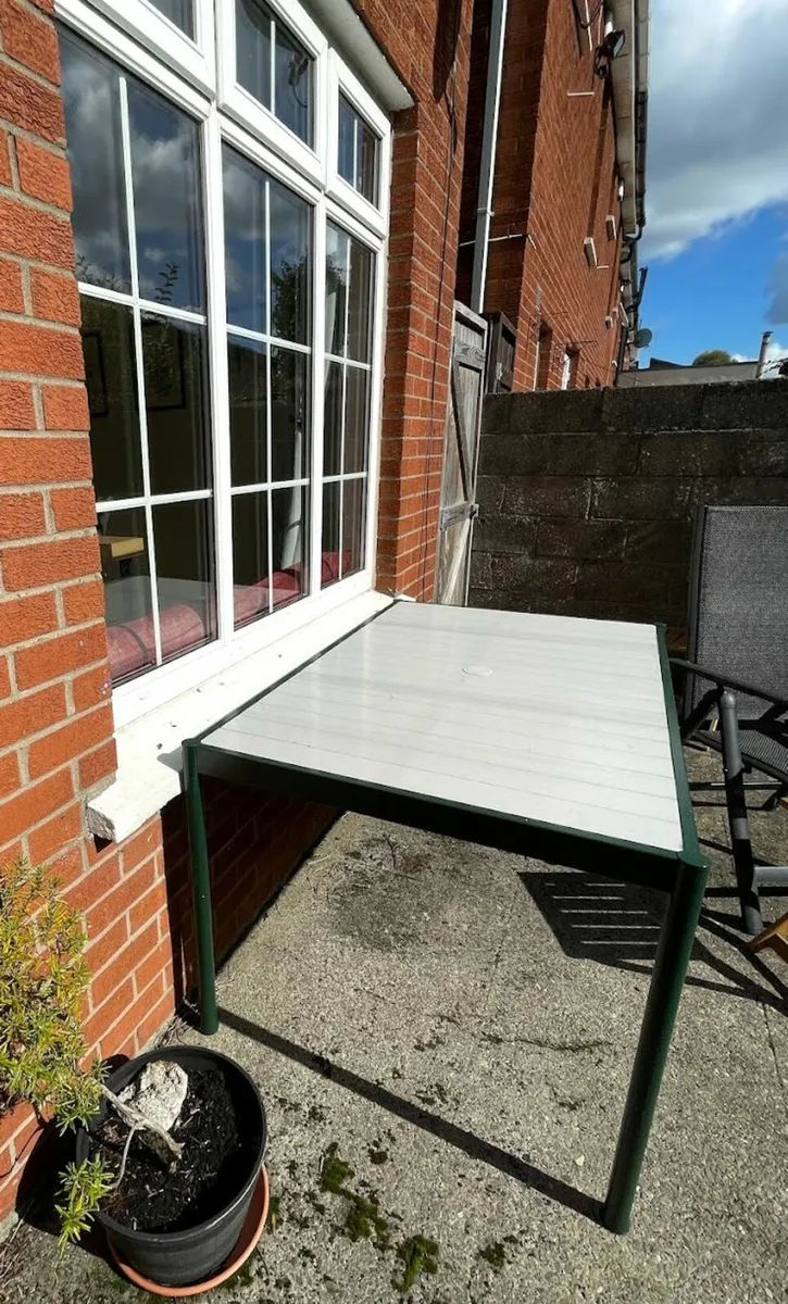 Outdoor table - Image 3