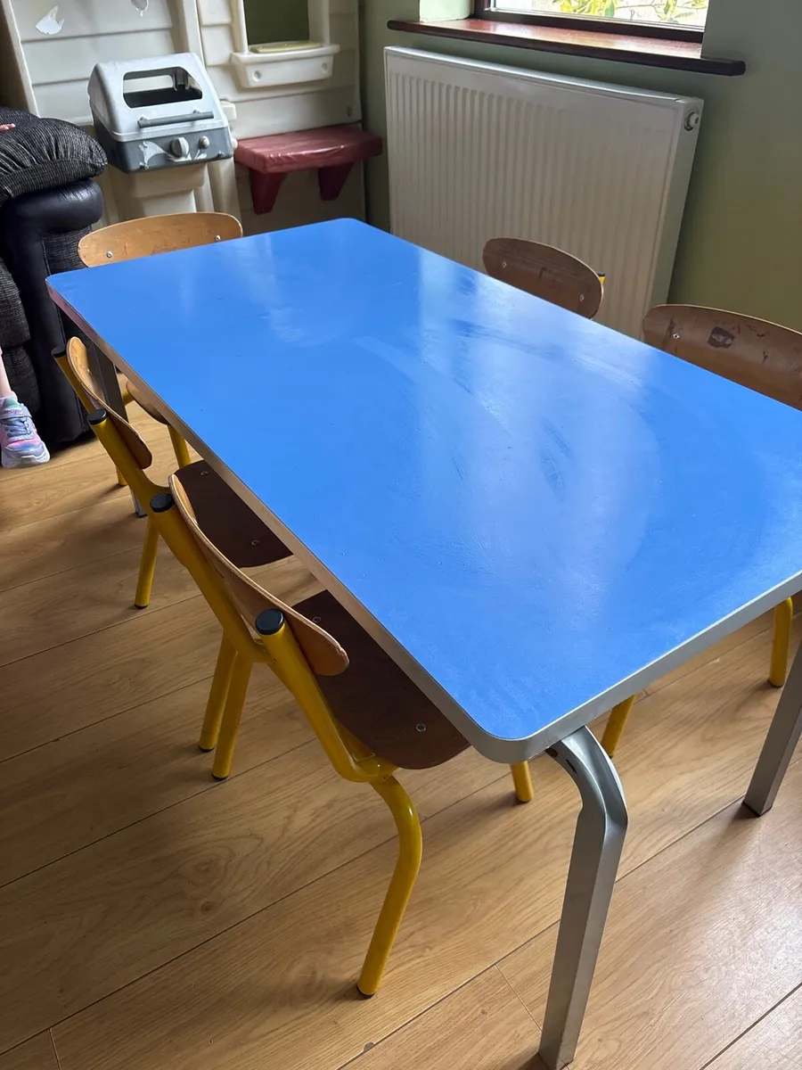 Children’s Table and 5 chairs - Image 1