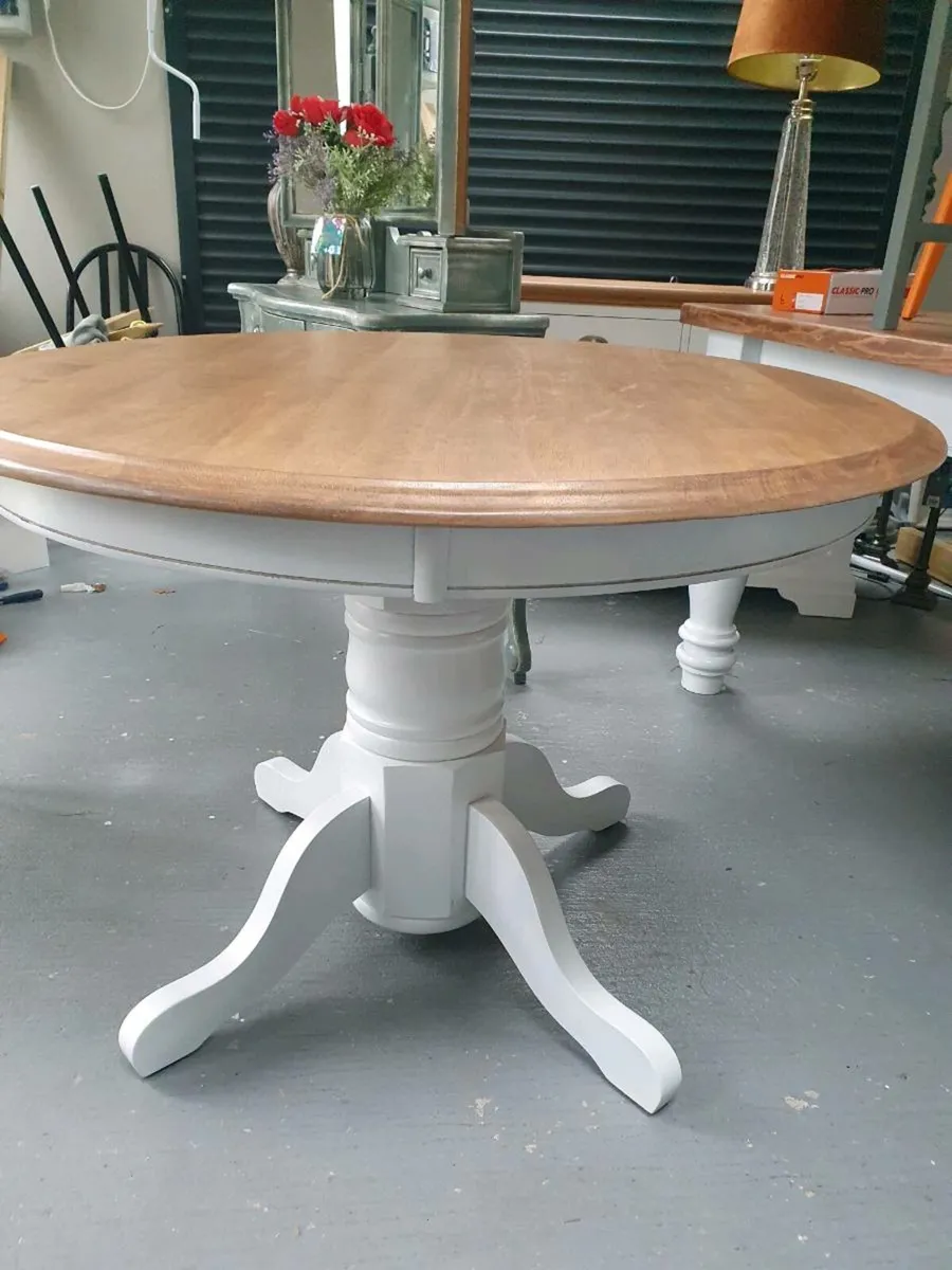 Quality solid oak dining table - Image 1