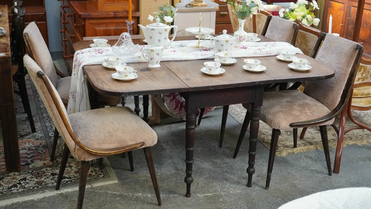 Early Victorian Mahogany Drop-Leaf Dining Table - Image 1