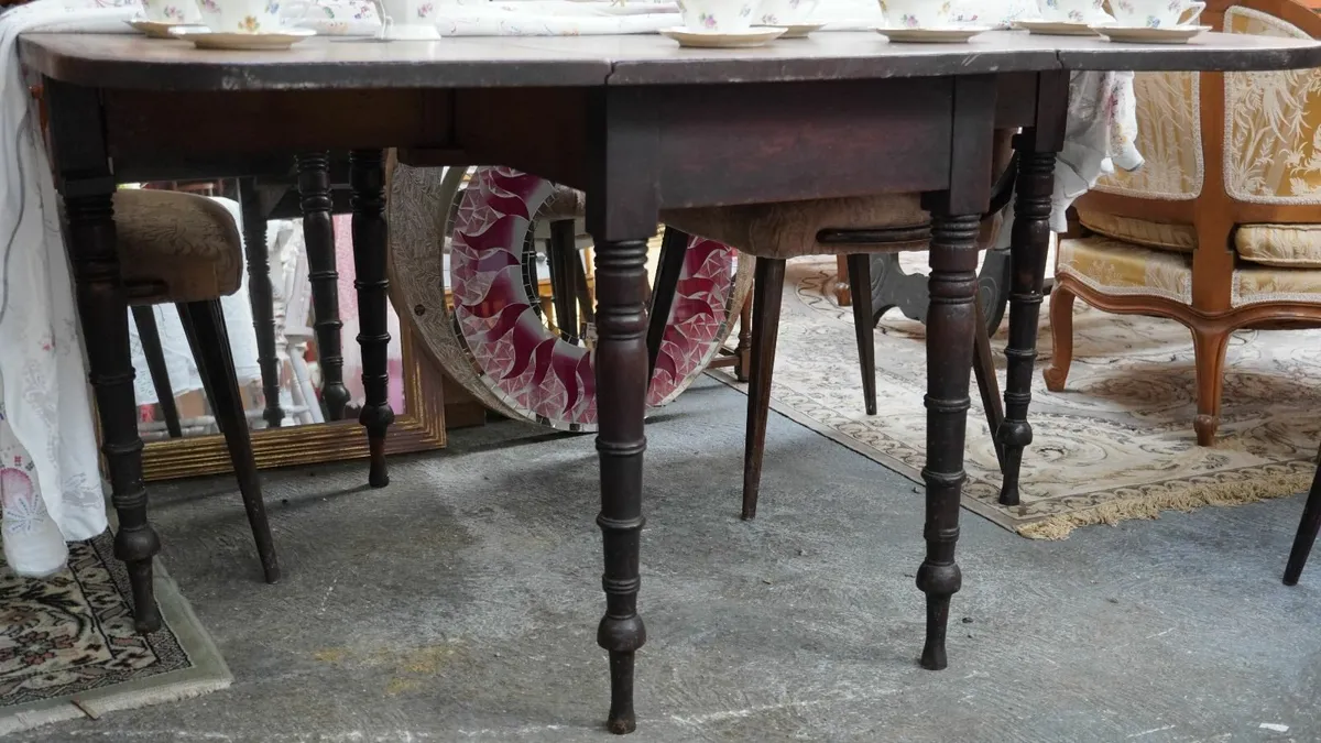 Early Victorian Mahogany Drop-Leaf Dining Table - Image 3