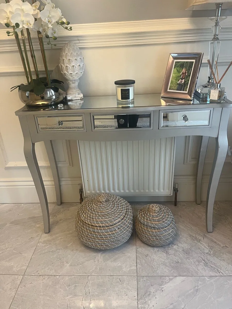 Console table - Image 1