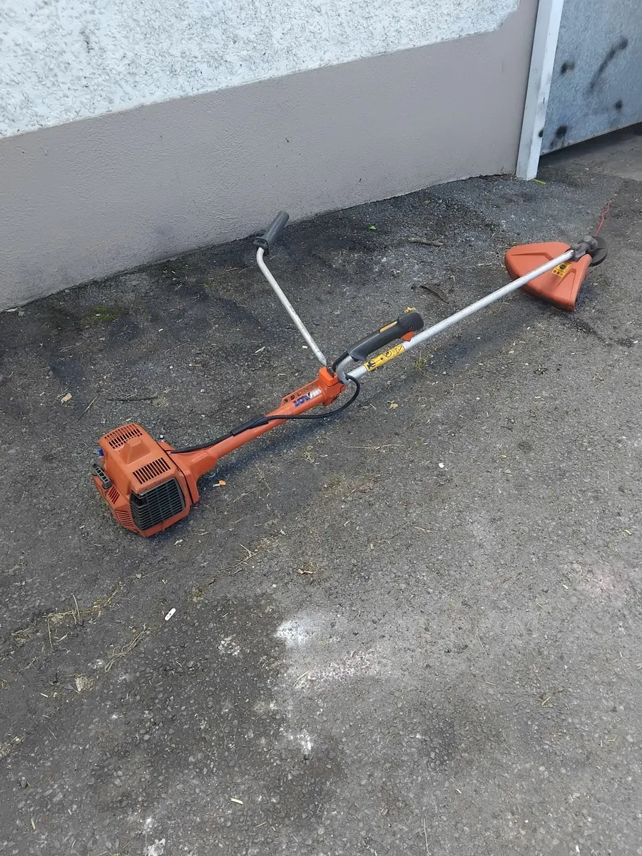 Husqvarna 232R grass strummers - Image 1