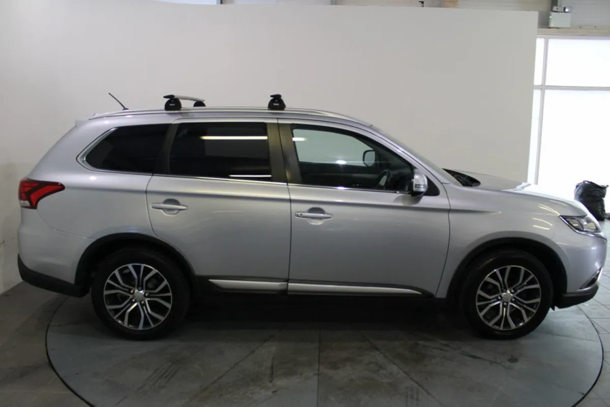 Mitsubishi Outlander 2.2 Di-d 150PS 6AT 4WD 7-sea - Image 3