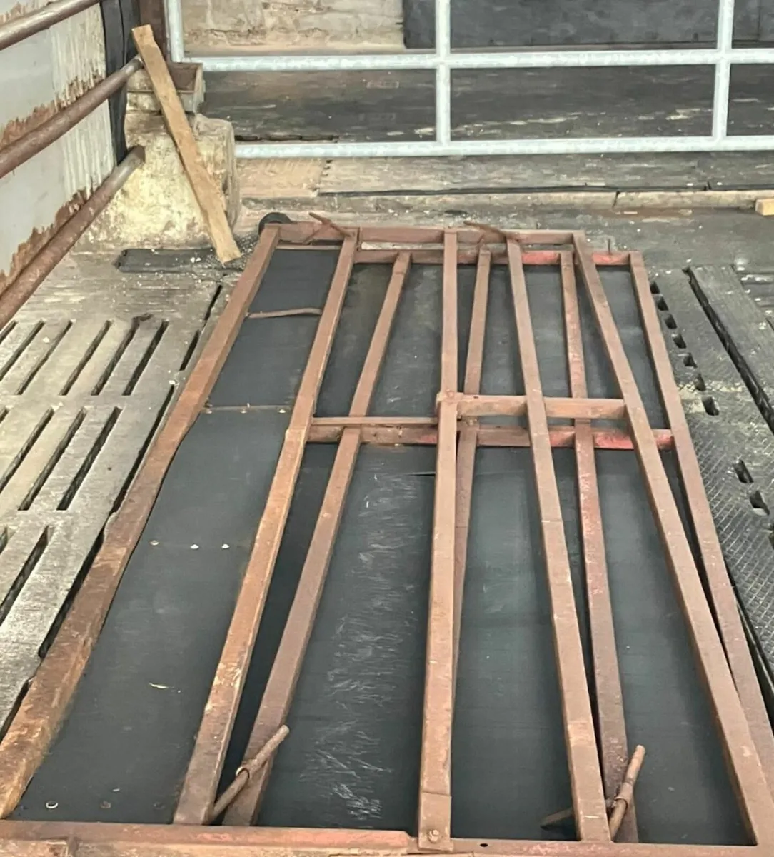 Box Iron Feeding Gates - Image 4