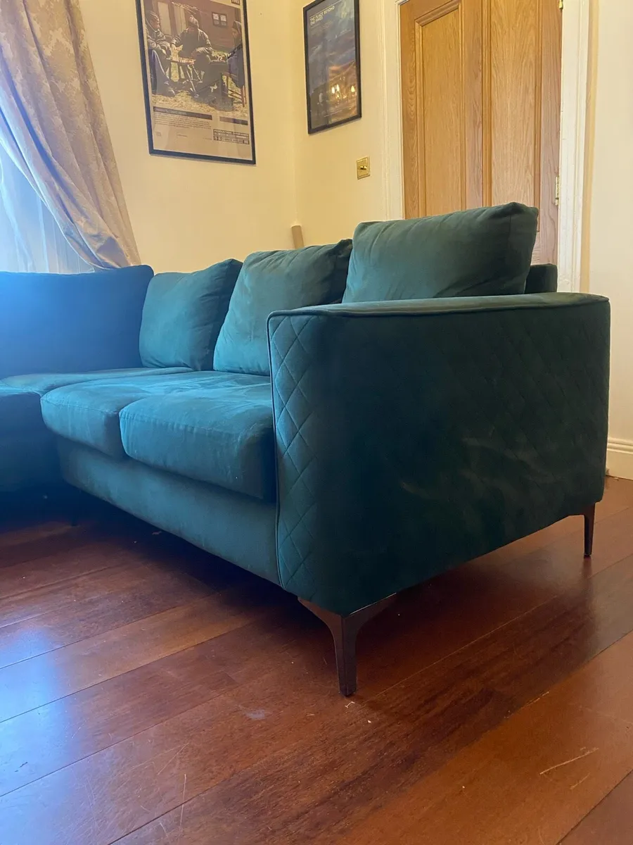 L shaped couch - Image 1