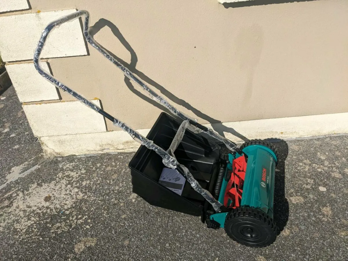 Push Lawnmower Bosch. New - Image 1
