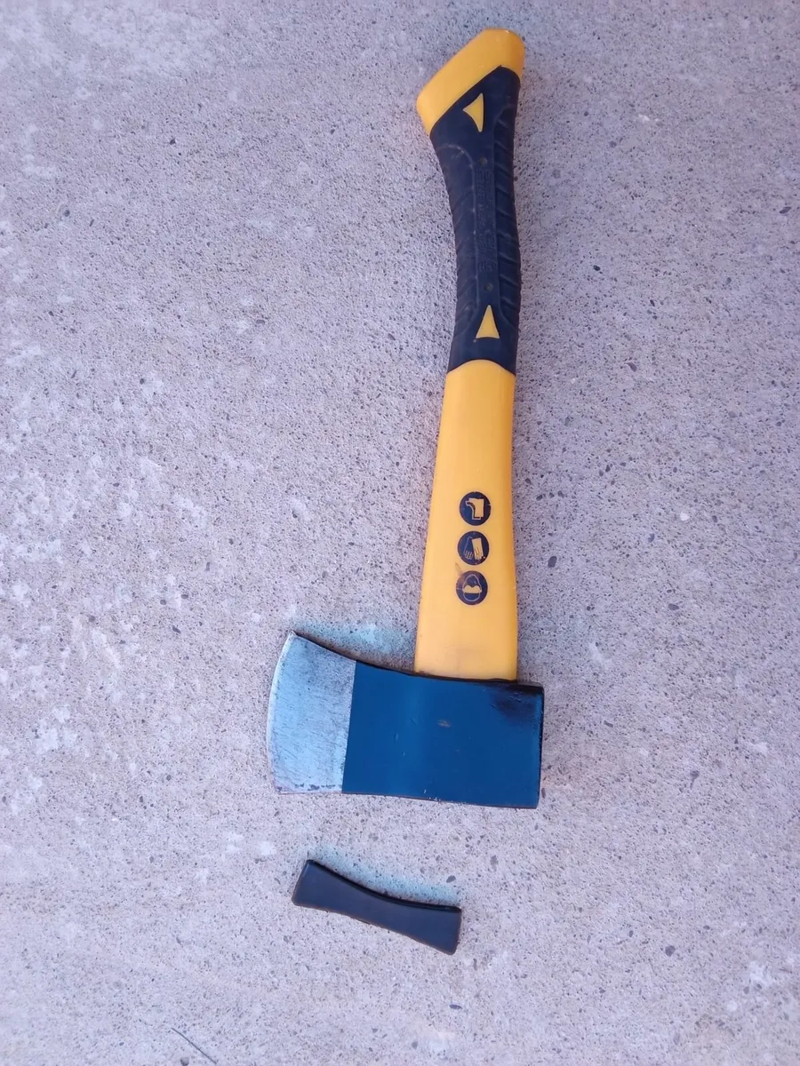 Hatchet with Fibreglass Handle. - Image 3