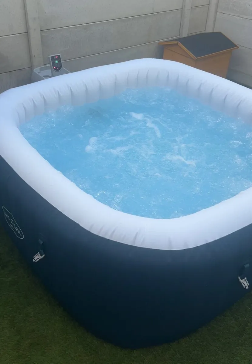 Lay-Z-Spa Ibiza Hot Tub & Clear Water Starter Pack - Image 3