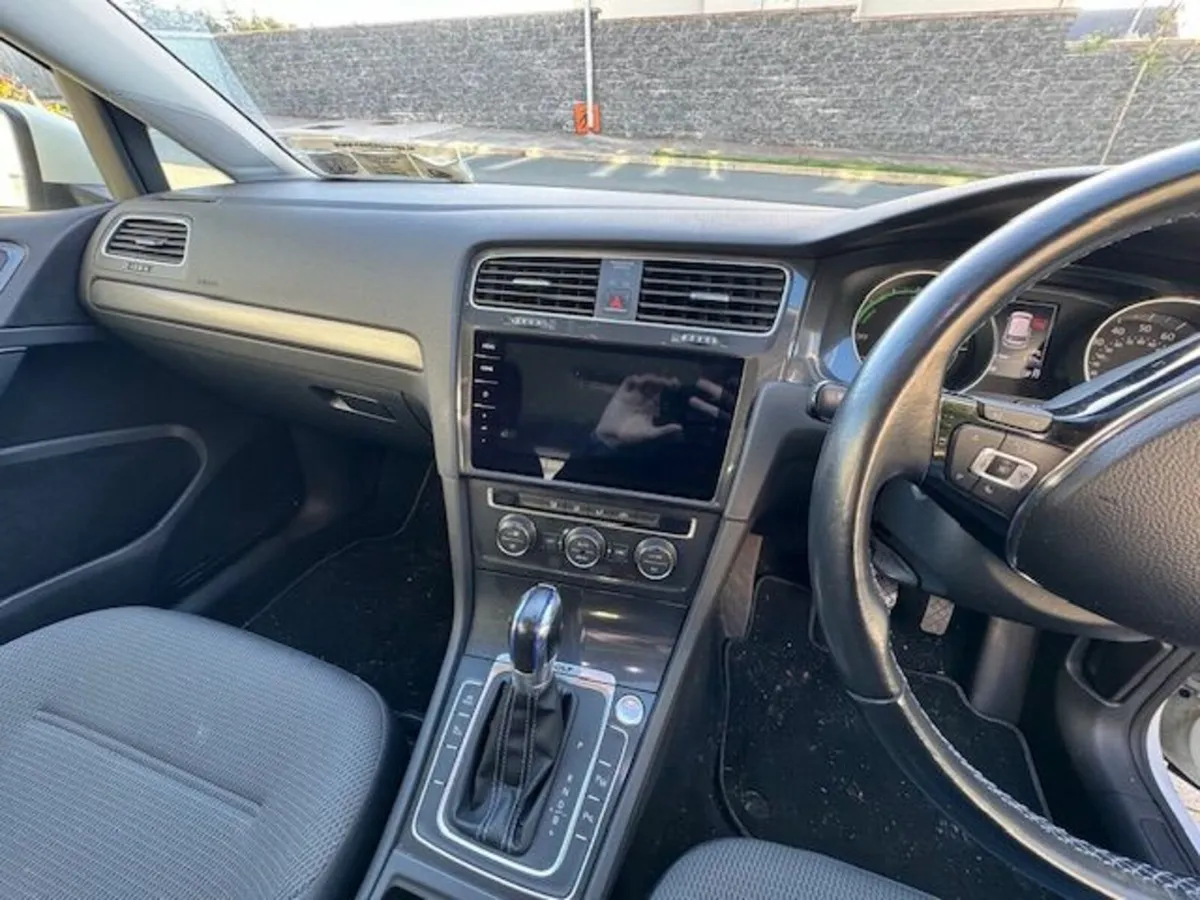 Volkswagen e-Golf 2018 - Image 2