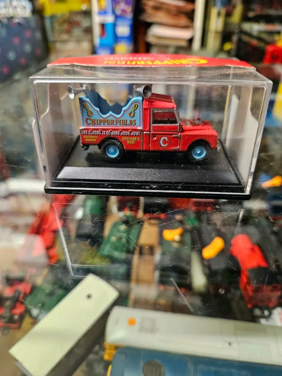 Corgi Oxford Chipperfields Circus Landrover