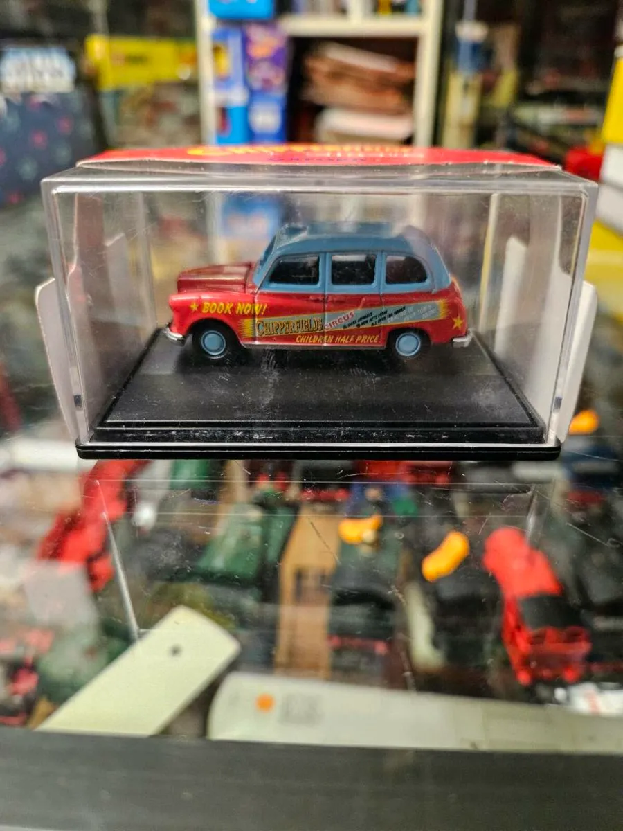 Corgi Oxford Chipperfields Circus Car
