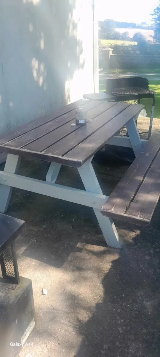 Picnic table