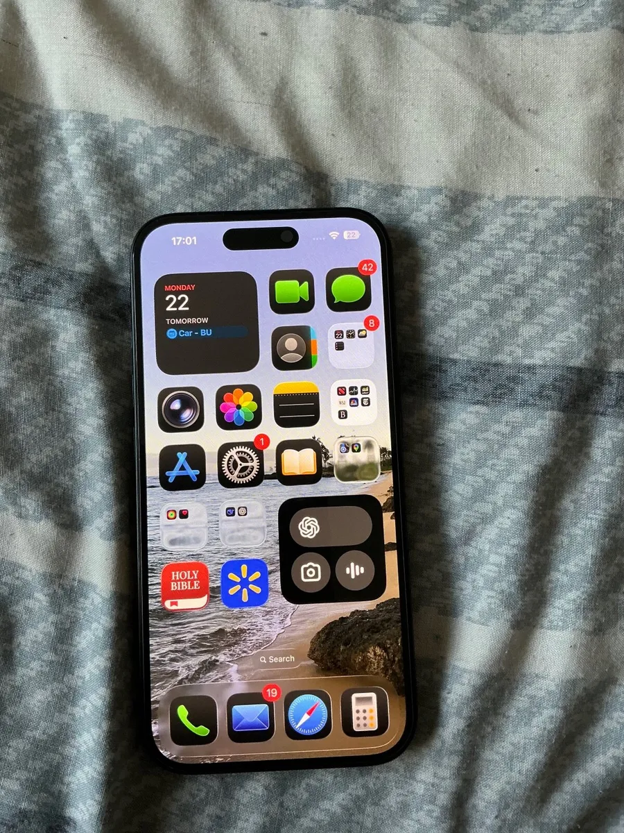 iPhone 16 - Image 1