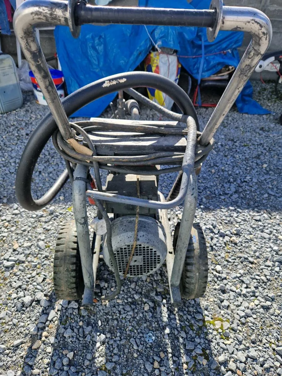 Paint sprayer - Image 1