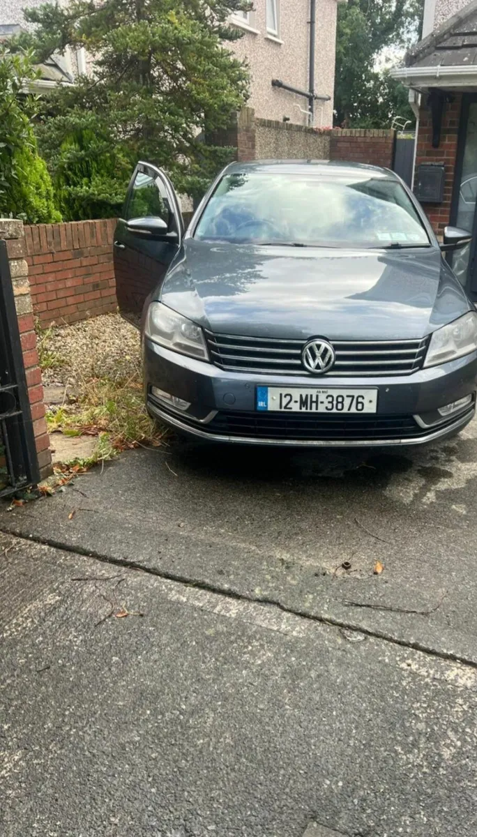 Volkswagen Passat 2012 - Image 2