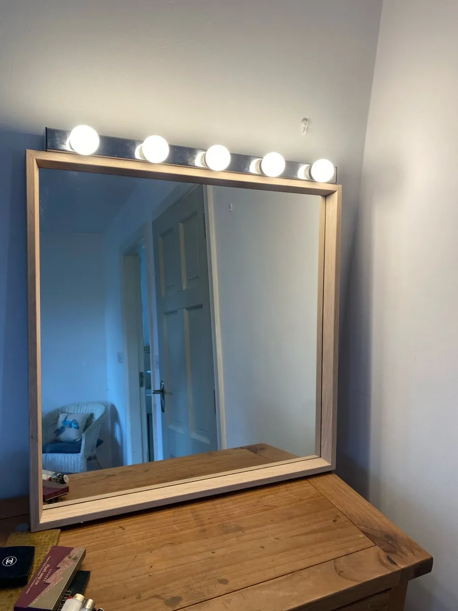 Mirror with lights - Image 1