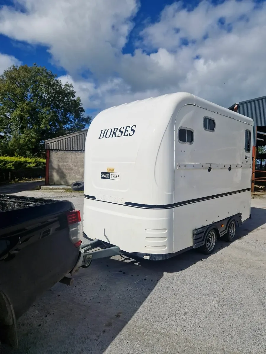 Horse Box with Jockey Room - Image 1